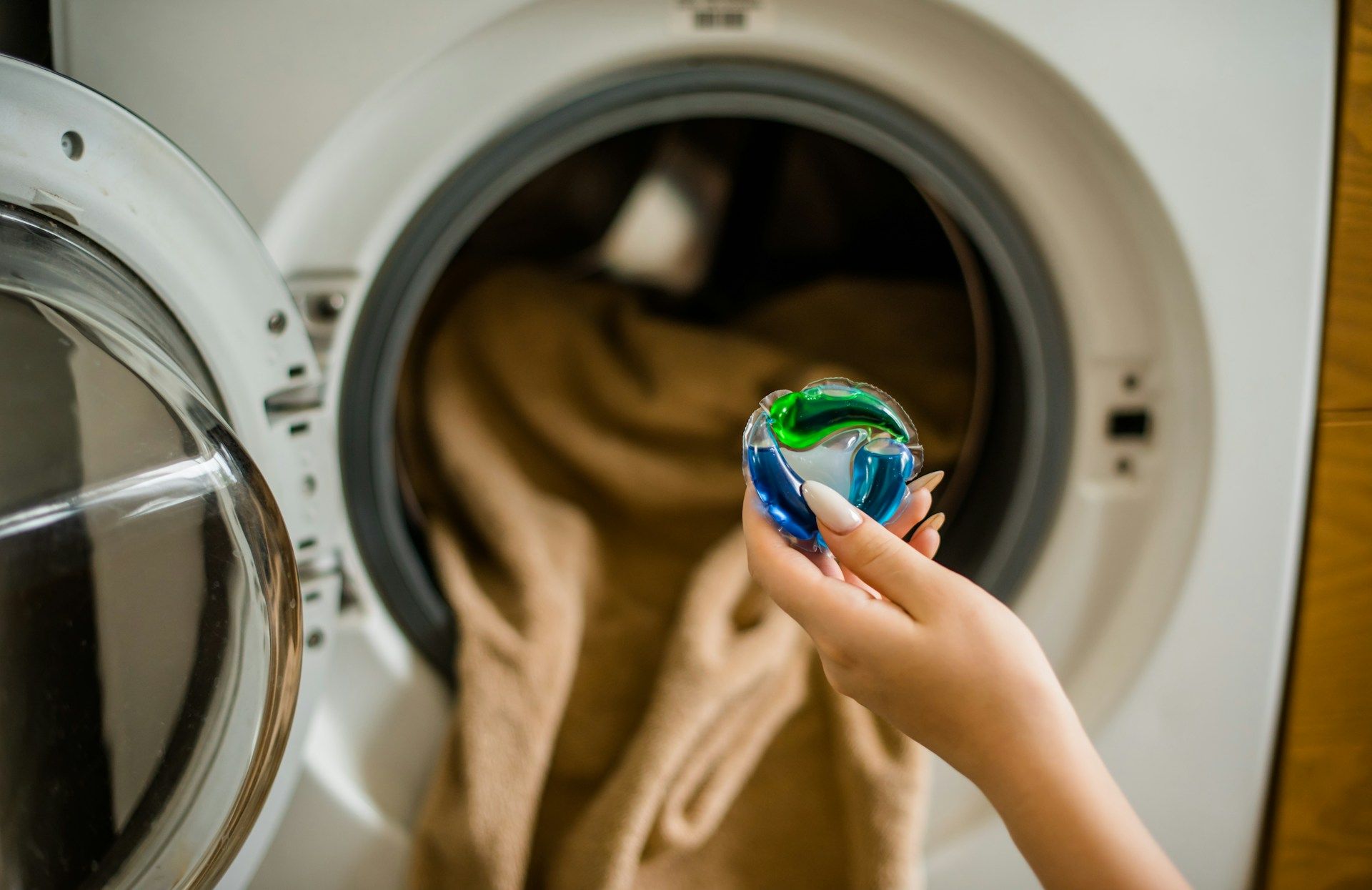 pod putting on the laundry machine